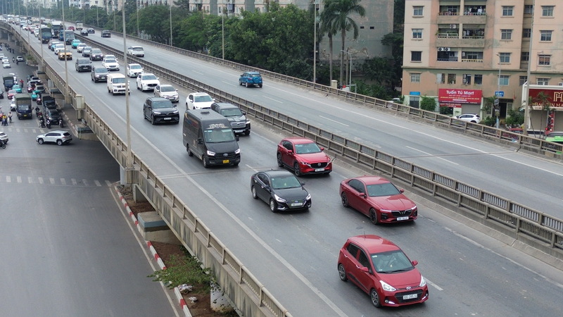 Ngay từ đầu giờ chiều nay, hàng nghìn ô tô nối đuôi nhau trên cao tốc Pháp Vân - Cầu Giẽ hướng về trung tâm Hà Nội. Ảnh: Thái Mạnh