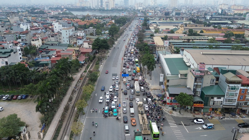 Vành đai 3 trên cao hướng vào Trung tâm thành phố và bến xe Nước Ngầm lượng người qua lại ngày 4/1 tăng cao. Ảnh: Thái Mạnh