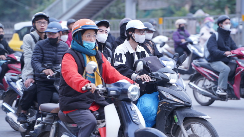 Chị Phạm Thuý Hà (Hà Nam) cho biết, trở lại Hà Nội làm việc di chuyển khá thuận lợi, nhờ lực lượng chức năng phân luồng, túc trực liên tục nên di chuyển rất an tâm. Ảnh: Thái Mạnh