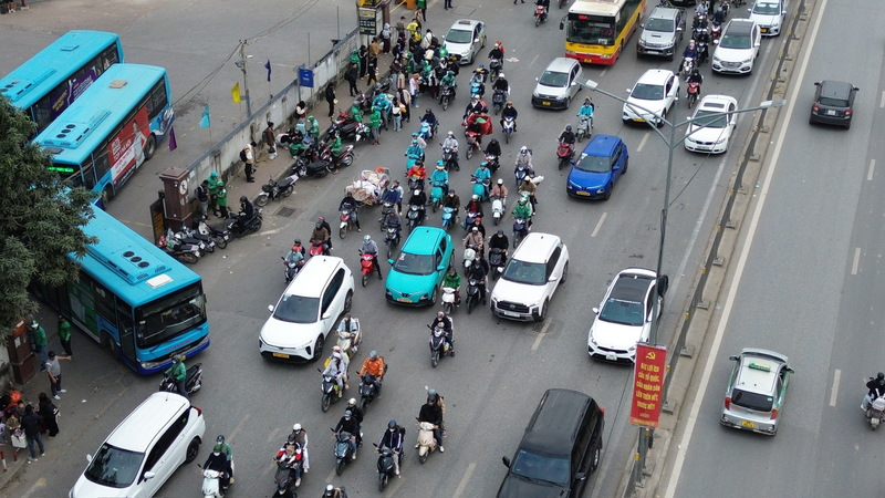 Tại khu vực ngã tư Giải Phóng - bến xe Nước ngầm, do là điểm trung chuyển hành khách nên giao thông ùn tắc cục bộ. Ảnh: Thái Mạnh