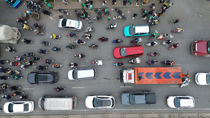 Các phương tiện di chuyển khá khó khăn. Ảnh: Thái Mạnh