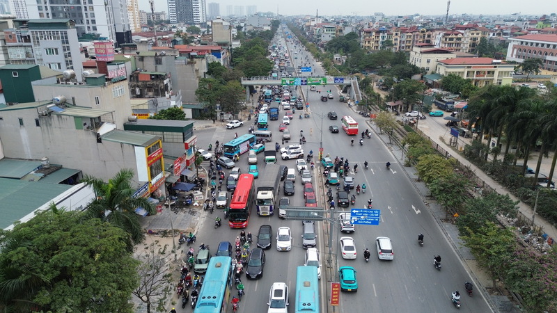 Tình hình giao thông tại điểm trung chuyển có dấu hiệu ùn tắc. Ảnh: Thái Mạnh