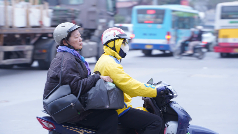 Người dân với lỉnh kỉnh đồ đạc quay trở lại Hà Nội sau kỳ nghỉ tết Dương lịch. Ảnh: Thái Mạnh