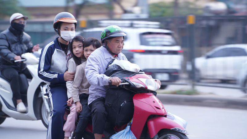 Người dân trở lại Hà Nội sau kỳ nghỉ tết Dương lịch. Ảnh: Thái Mạnh