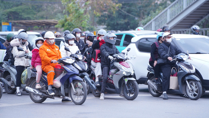 Người dân vẫn chấp hành nghiêm chỉnh luật lệ giao thông. Ảnh: Thái Mạnh