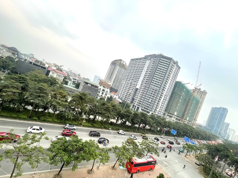 Nút giao thông từ cầu Nhật Tân, các phương tiện di chuyển thuận lợi. Ảnh: Thái Mạnh