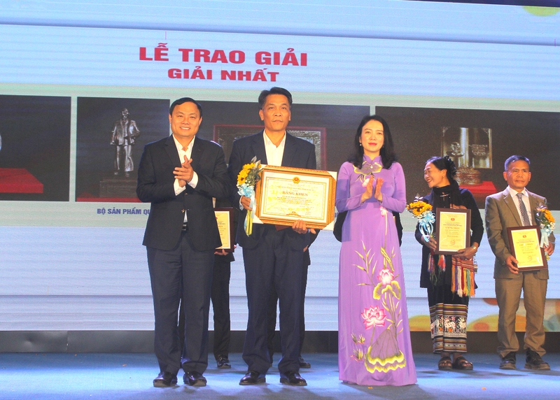 Tỉnh Nghệ An trao giải Nhất cuộc thi Thiết kế và sáng tạo với chủ đề: “Sản phẩm hàng hóa lưu niệm đặc trưng của Nghệ An” cho Khu di tích Kim Liên. Ảnh: Mai Liễu