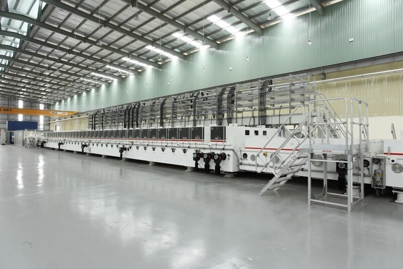 Dây chuyền phủ kính tiết kiệm năng lượng của Viglacera hướng tới mục tiêu Net Zero. Ảnh: Viglacera