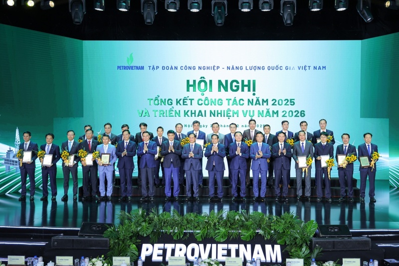 Thủ tướng Chính phủ Phạm Minh Chính cùng lãnh đạo các bộ, ngành và Petrovietnam chúc mừng các tập thể xuất sắc tiêu biểu của Petrovietnam trong năm 2025. Ảnh: Petrovietnam
