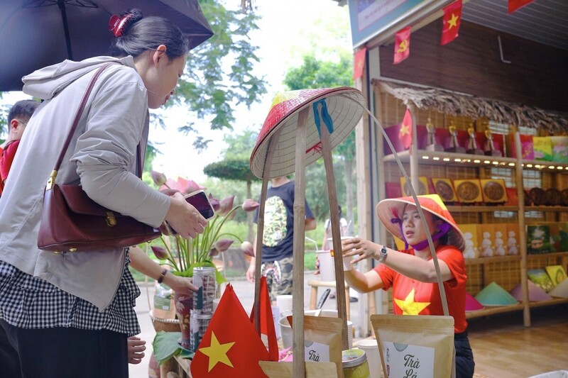 Nhiều doanh nghiệp ở Nghệ An đã truyền tải được câu chuyên văn hoá trong những sản phẩm OCOP. Ảnh: Mai Liễu