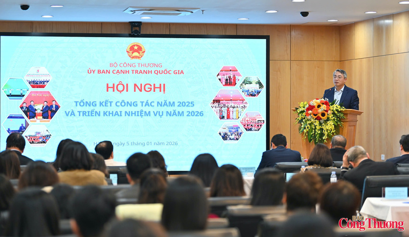 Ông Hoàng Ninh, Phó Cục trưởng Cục Thương mại điện tử và Kinh tế số phát biểu tại hội nghị