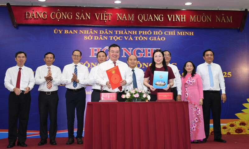 Sở Dân tộc và Tôn giáo ký kết chương trình phối hợp với Ban Tuyên giáo và Dân vận Thành ủy TP. Hồ Chí Minh tại hội nghị. Ảnh: Minh Khuê