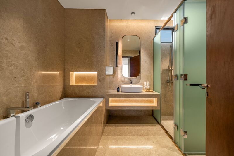 Phòng tắm được thiết kế theo layout khô - ướt tách biệt, cho phép sử dụng đồng thời nhiều công năng.