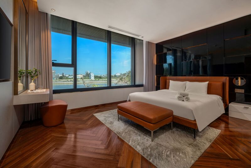 Phòng ngủ được bố trí ở vị trí đón sáng và thông gió tự nhiên tối ưu, kề cận cửa sổ hoặc ban công, tránh hướng cửa chính nhằm đảm bảo sự riêng tư và yên tĩnh.