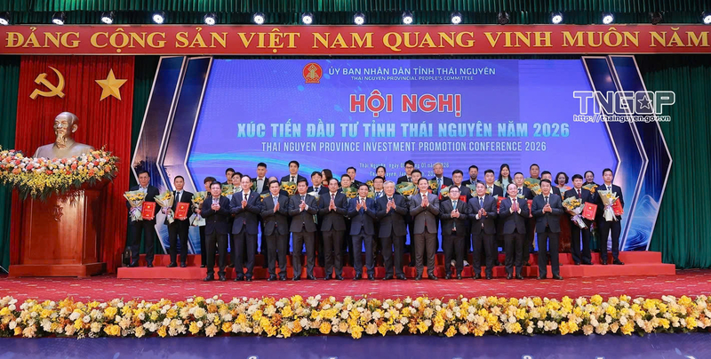 Phó Thủ tướng Thường trực Chính Phủ Nguyễn Hòa Bình cùng các đại biểu trao quyết định chấp thuận chủ trương đầu tư, giấy chứng nhận đăng ký đầu tư cho các dự án và nhà đầu tư tại hội nghị. Ảnh: Cổng thông tin Thái Nguyên