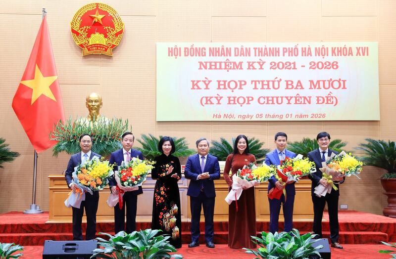 Lãnh đạo TP. Hà Nội chúc mừng các nhân sự nhận nhiệm vụ mới. Ảnh: Viết Thành