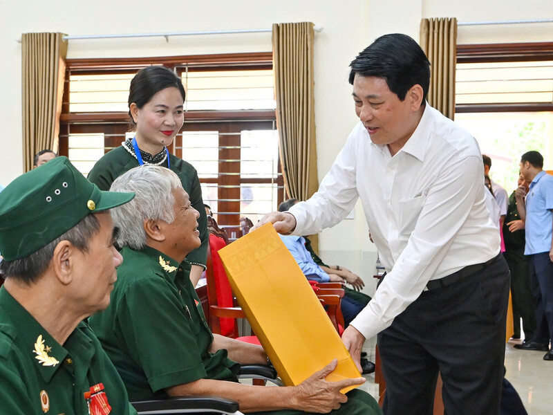 Chủ tịch nước Lương Cường thăm, tặng quà thương binh, bệnh binh.