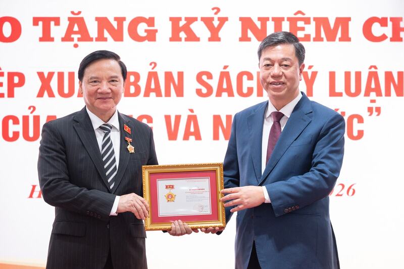 PGS.TS Vũ Trọng Lâm (bên phải) - Giám đốc, Tổng Biên tập Nhà xuất bản Chính trị quốc gia Sự thật trao Kỷ niệm chương “Vì sự nghiệp xuất bản sách lý luận, chính trị của Đảng và Nhà nước” cho Phó Chủ tịch Quốc hội Nguyễn Khắc Định. Ảnh: Phạm Thắng