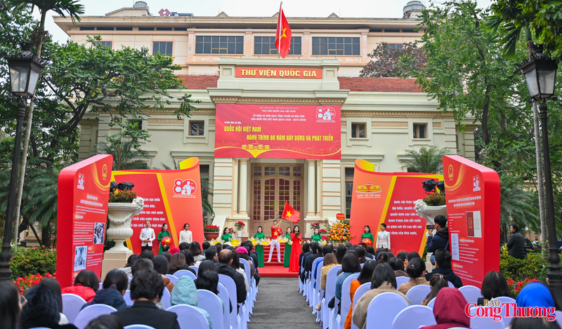 Nhân kỷ niệm 80 năm ngày Tổng tuyển cử đầu tiên bầu Quốc hội Việt Nam (6/1/1946 – 6/1/2026), sáng 5/1 tại Hà Nội, Thư viện Quốc gia Việt Nam (Bộ Văn hoá, Thể thao và Du lịch) đã tổ chức Lễ khai mạc triển lãm tư liệu “Quốc hội Việt Nam - Hành trình 80 năm xây dựng và phát triển”. Dự buổi lễ có PGS.TS Bùi Hoài Sơn - Ủy viên thường trực Ủy ban Văn hoá, Giáo dục của Quốc hội; Thứ trưởng Bộ Bộ Văn hoá, Thể thao và Du lịch Trịnh Thị Thủy và đại diện một số ban, bộ, ngành cùng đông đảo bạn đọc…