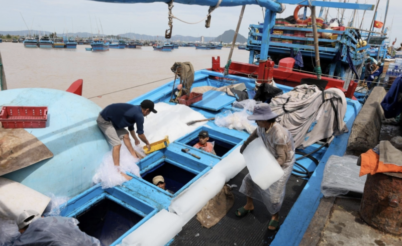 Ngư dân tại cảng cá Đông Tác chuẩn bị vật tư cho chuyến đánh bắt xa bờ. Ảnh: Minh Thuận