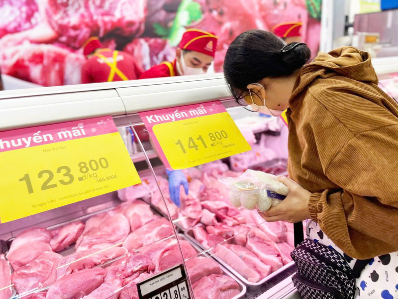 Người dân mua thịt heo tại siêu thị Saigon Co.op.