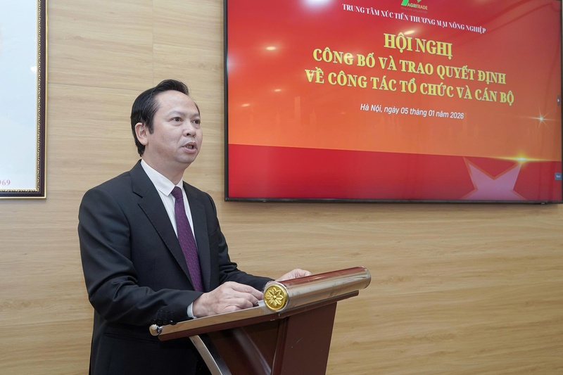 &Ocirc;ng Ho&agrave;ng Văn Dự - Ph&oacute; gi&aacute;m đốc AGRITRADE c&ocirc;ng bố Quyết định số 5775/QĐ-BNNMT ng&agrave;y 29/12/2025 của Bộ trưởng Bộ N&ocirc;ng nghiệp v&agrave; M&ocirc;i trường. Ảnh: Bảo Thắng