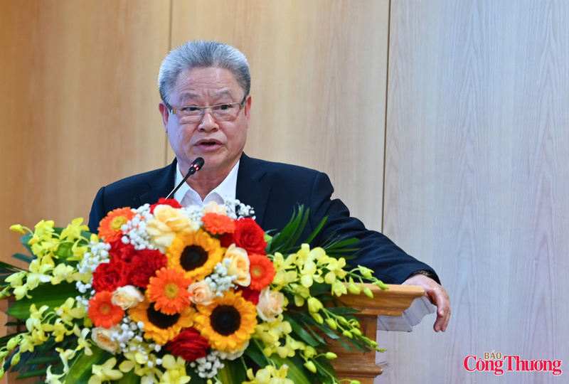 Ông Bùi Thanh Thủy, Phó Chủ tịch kiêm Tổng Thư ký Hội Bảo vệ người tiêu dùng Việt Nam phát biểu tại hội nghị.