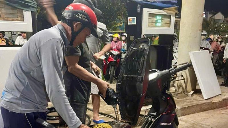Người dân tại Đặc khu Phú Quý, tỉnh Lâm Đồng đổ xăng tại trạm xăng dầu trên địa bàn. Ảnh: Lê Trang