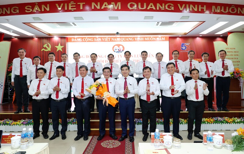 Ông Nguyễn Hữu Tuấn - Phó Bí thư Thường trực Đảng uỷ EVN tặng hoa chúc mừng Ban Chấp hành Đảng bộ EVNSPC nhiệm kỳ 2025 - 2030. Ảnh: EVNSPC.