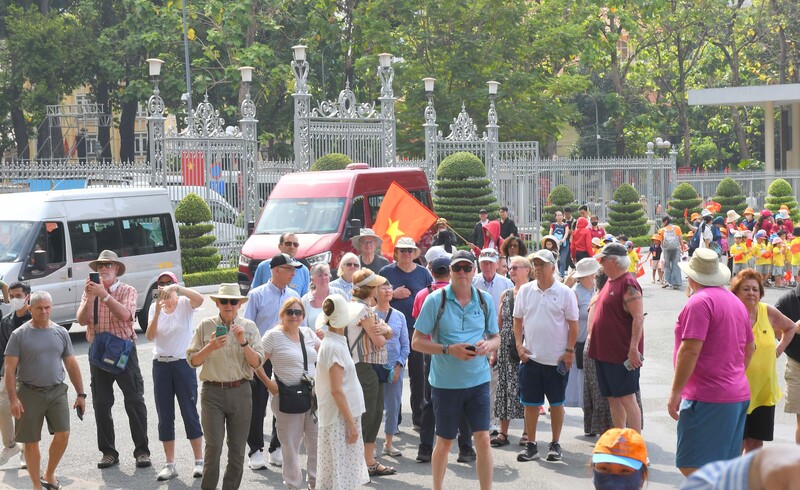 Năm 2025, ngành du lịch phục hồi mạnh mẽ, tổng doanh thu đạt 260.000 tỷ đồng, tăng hơn 36%, đón khoảng 8,5 triệu lượt khách quốc tế và 45 triệu lượt khách nội địa. Ảnh: Minh Khuê