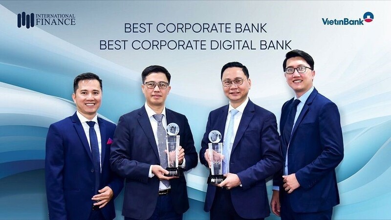 Đại diện VietinBank nhận giải thưởng Best Corporate Digital Bank