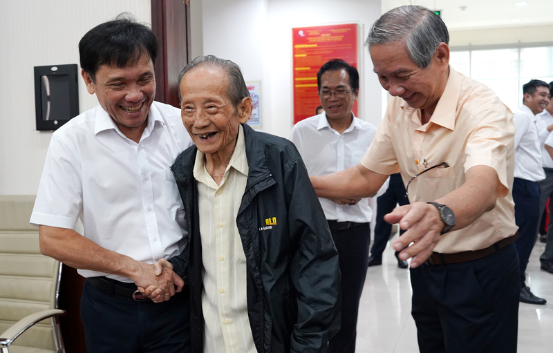 EVNSPC tổ chức buổi gặp mặt các thế hệ cán bộ, công nhân viên nhân dịp 50 năm xây dựng và phát triển.