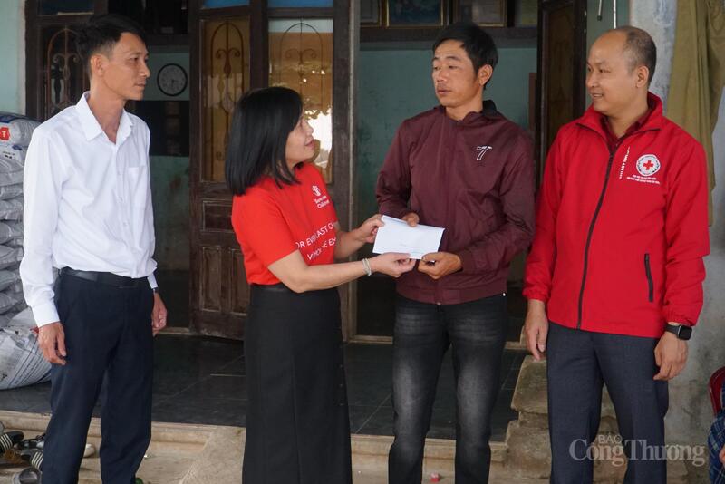 Trao hỗ trợ cho hộ gia đình anh Nguyễn Tâm