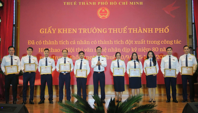 Các tập thể, cá nhân được nhận khen thưởng tại hội nghị. Ảnh: Minh Khuê.