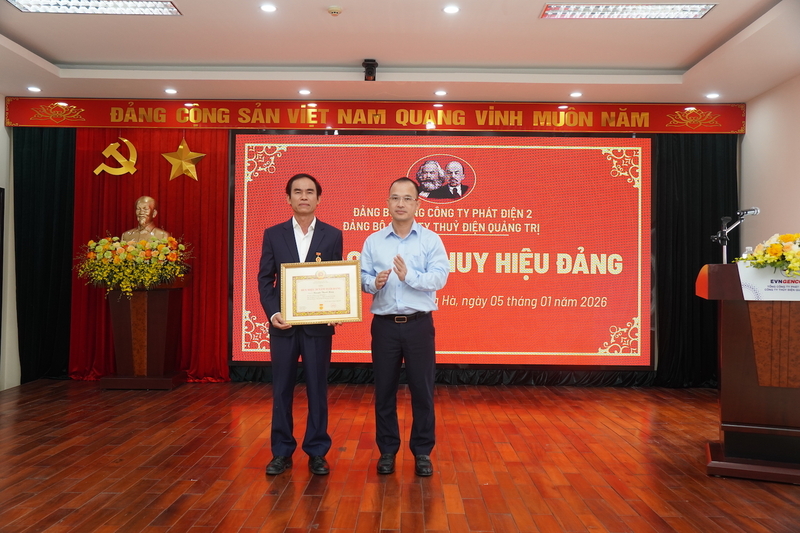 Đồng chí Nguyễn Hữu Thịnh - Phó Bí thư Đảng ủy EVNGENCO2 trao huy hiệu 30 năm tuổi Đảng cho đồng chí Nguyễn Thanh Hùng - Bí thư Đảng ủy, Giám đốc Công ty TĐQT. Ảnh: Trang Sinh