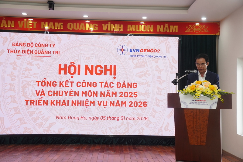 Đồng chí Nguyễn Thanh Hùng - Bí thư Đảng ủy, Giám đốc Công ty Thủy điện Quảng Trị báo cáo công tác Đảng tại hội nghị. Ảnh: Trang Sinh