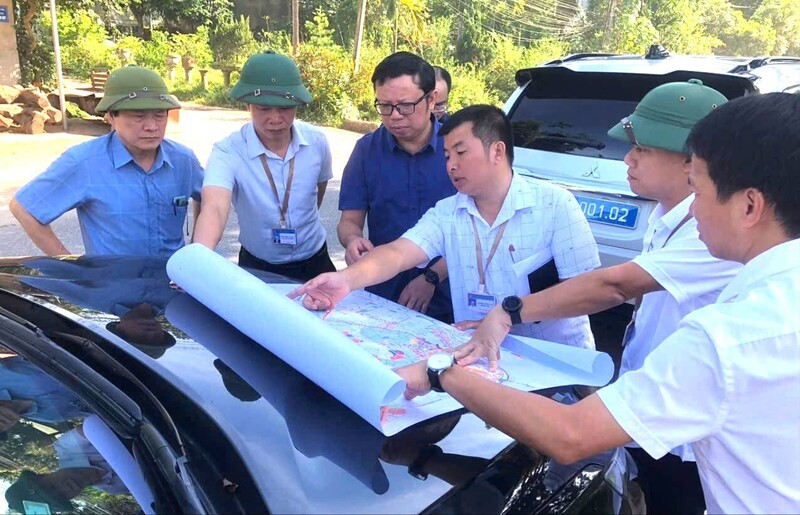 Lãnh đạo Sở Công Thương tỉnh Lào Cai kiểm tra thực địa và làm việc về tiến độ giải phóng mặt bằng tại các Cụm công nghiệp Phú Thịnh,  phường Văn Phú. Ảnh: CTTLC