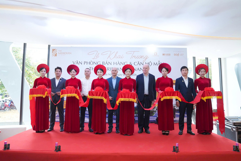 Ban lãnh đạo cắt băng khai trương văn phòng bán hàng và căn hộ mẫu The Meridian Đà Nẵng.