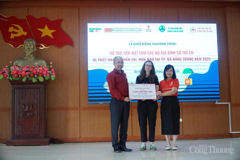 Trao bảng tượng trưng hỗ trợ 3 tỷ đồng của Chính phủ Úc cho người dân TP. Đà Nẵng