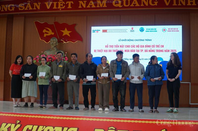 Đại diện Đại sứ quán Úc tại Việt Nam và Tổ chức Cứu trợ trẻ em tại Việt Nam trao hỗ trợ cho người dân xã Duy Nghĩa