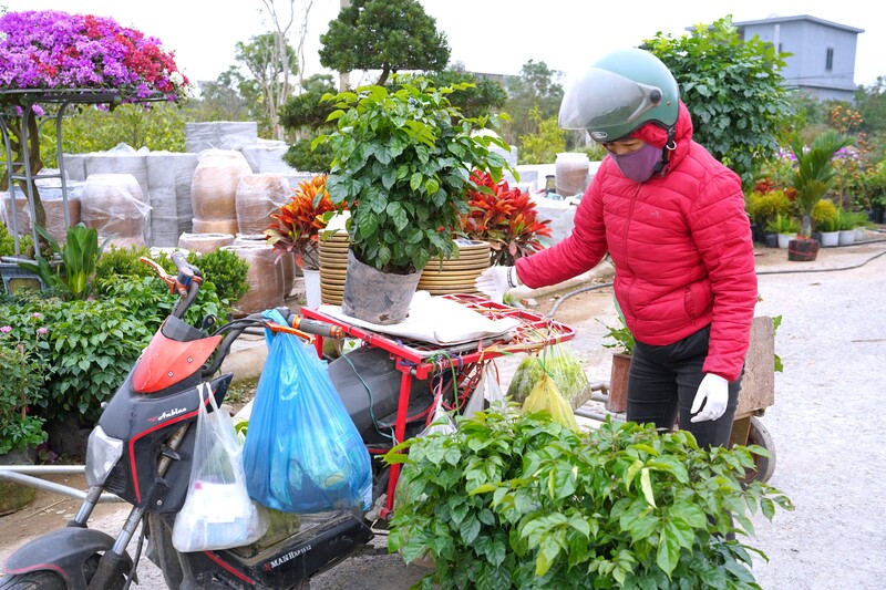 Các hộ kinh doanh chuyển hàng đi cho khách. Ảnh: Mai Liễu