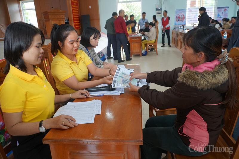 Người dân xã Duy Nghĩa nhận hỗ trợ tiền mặt tại chương trình