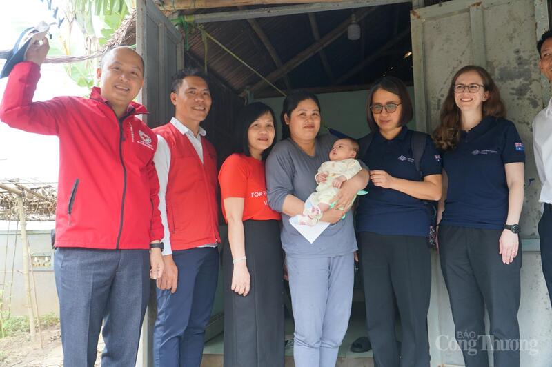 Đại diện Đại sứ quán Úc, Tổ chức Cứu trợ trẻ em và lãnh đạo Hội Chữ thập đỏ Đà Nẵng đến thăm và trao hỗ trợ cho gia đình chị Đinh Thị Tuyết (thôn Nhơn Bồi, xã Duy Nghĩa)