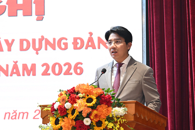 Ông Nguyễn Hữu Kiên - Giám đốc Công ty Thuốc lá Thăng báo cáo kết quả sản xuất kinh doanh năm 2025 tại hội nghị. Ảnh: Kim Chi