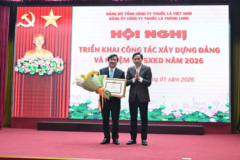 Chủ tịch Hội đồng thành viên Vinataba Hồ Lê Nghĩa trao bằng khen cho ông Nguyễn Quang Huy, Bí thư Đảng ủy, Chủ tịch HĐTV Công ty Thuốc lá Thăng Long. Ảnh: Kim Chi