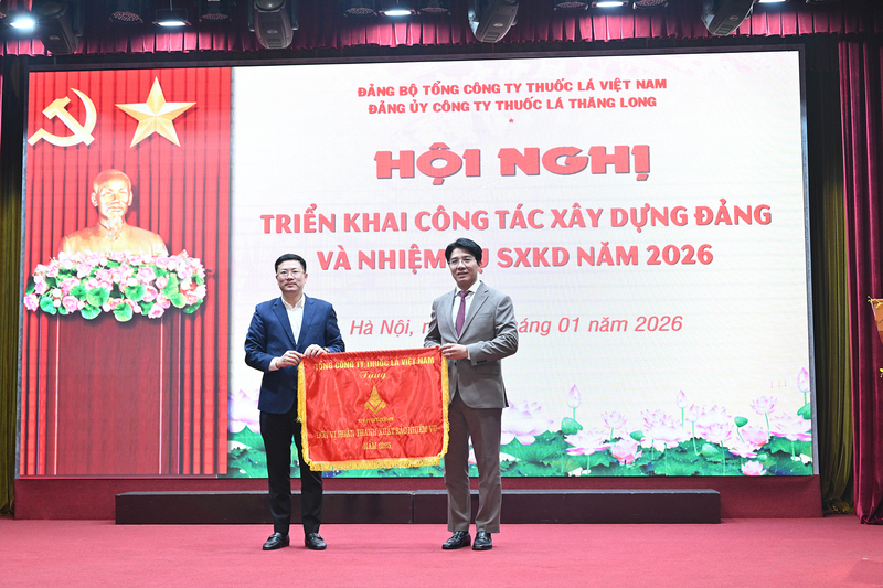 Công ty Thuốc Lá Thăng Long nhận Cờ thi đua đơn vị hoàn thành xuất sắc nhiệm vụ từ Tổng Công ty Thuốc lá Việt Nam. Ảnh: Kim Chi