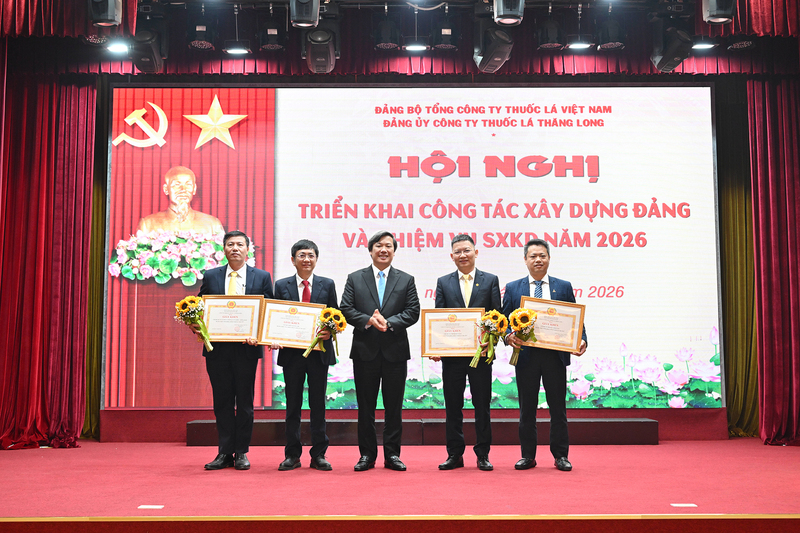 Trao bằng khen cho các cá nhân, tập thể tiêu biểu năm 2025. Ảnh: Kim Chi