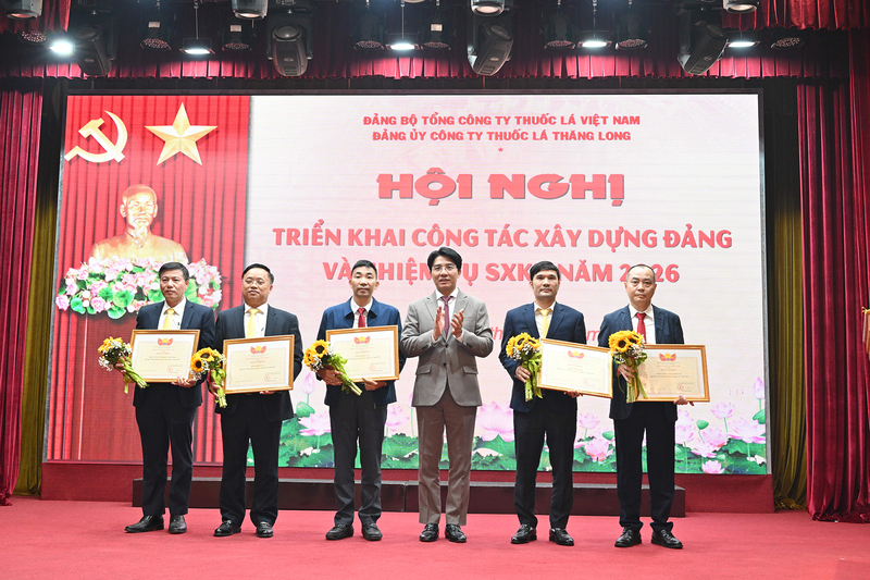 Trao bằng khen cho các cá nhân, tập thể tiêu biểu năm 2025. Ảnh: Kim Chi