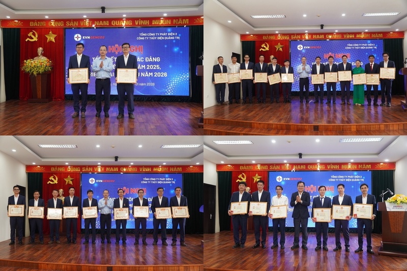 Trao tặng giấy khen chiến sĩ thi đua cơ sở, giấy khen EVNGENCO2 năm 2025. Ảnh: Trang Sinh