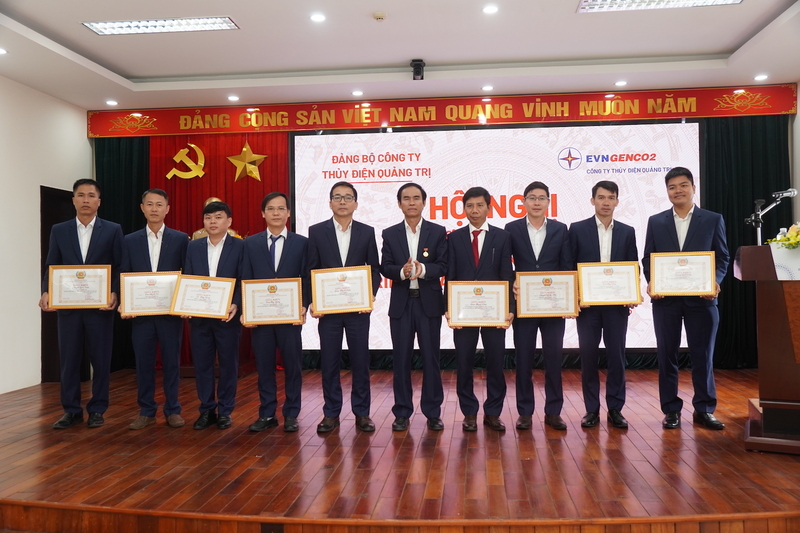 Bí thư Đảng ủy Thủy điện Quảng Trị trao tặng đảng viên hoàn thành xuất sắc nhiệm vụ năm 2025. Ảnh: Trang Sinh